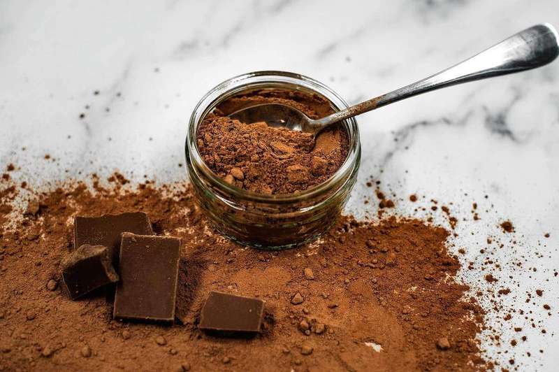 Cocoa powder and chocolate on marble: the darker the chocolate, the more theobromine it contains.