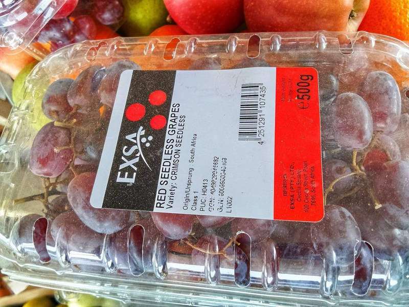 A bunch of red grapes: even small amounts can cause kidney failure in dogs.