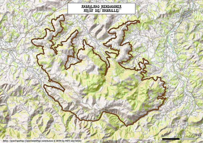 Topographic map of the Massif des Arbailles showing a marked trail boundary