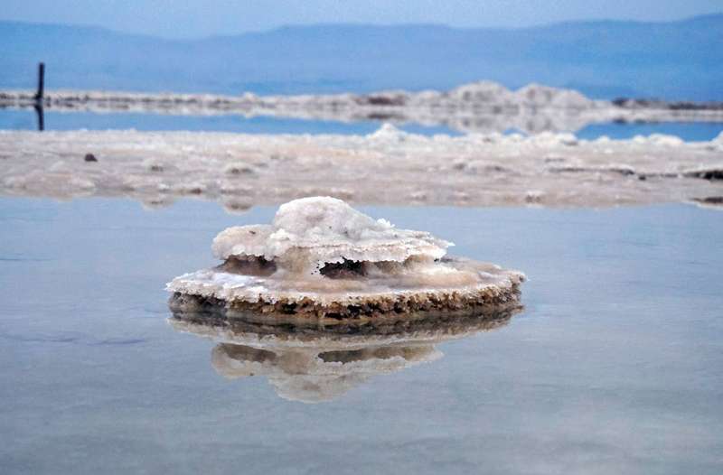 Crystalline salt formations at the Dead Sea