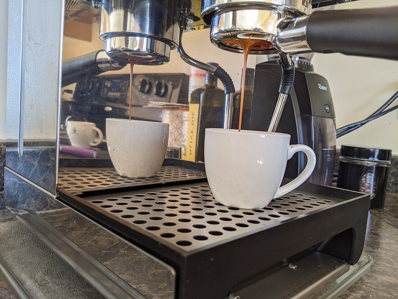 Pulling an espresso shot through a bottomless portafilter