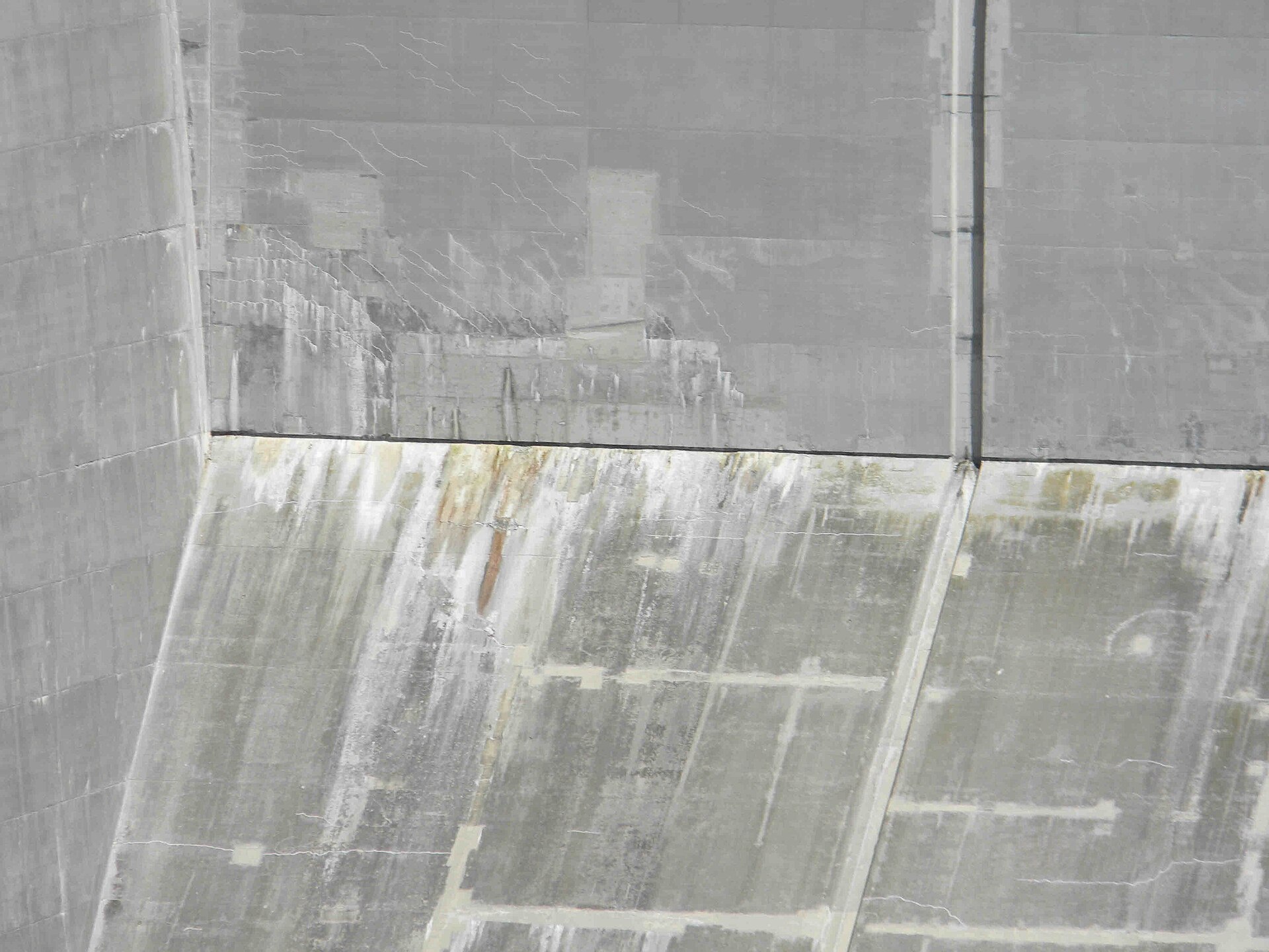 Secondary efflorescence staining on a concrete structure