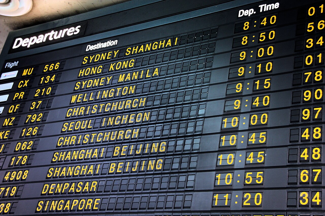 What is the difference between a layover and a stopover?