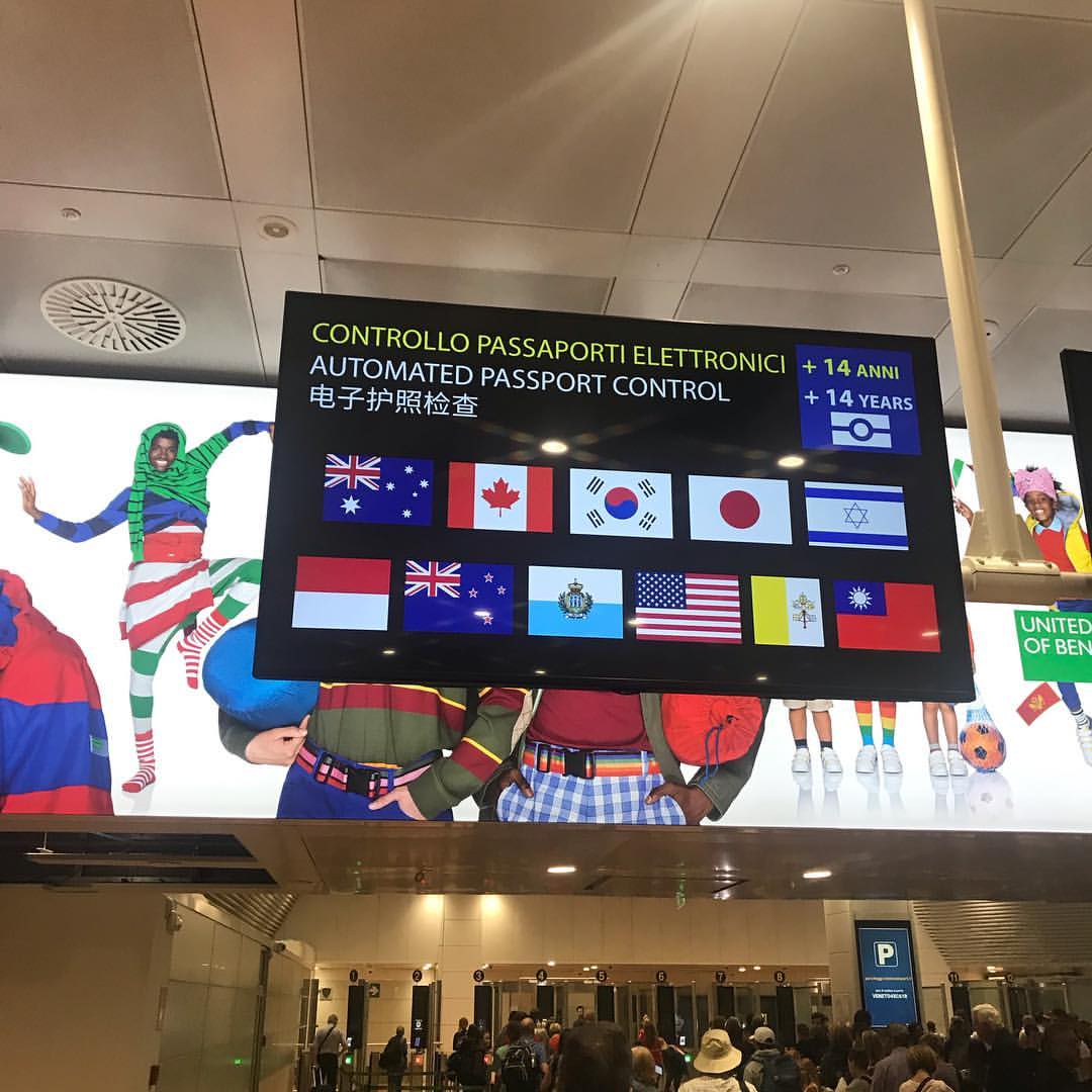 An eGate eligibility screen at an airport border checkpoint