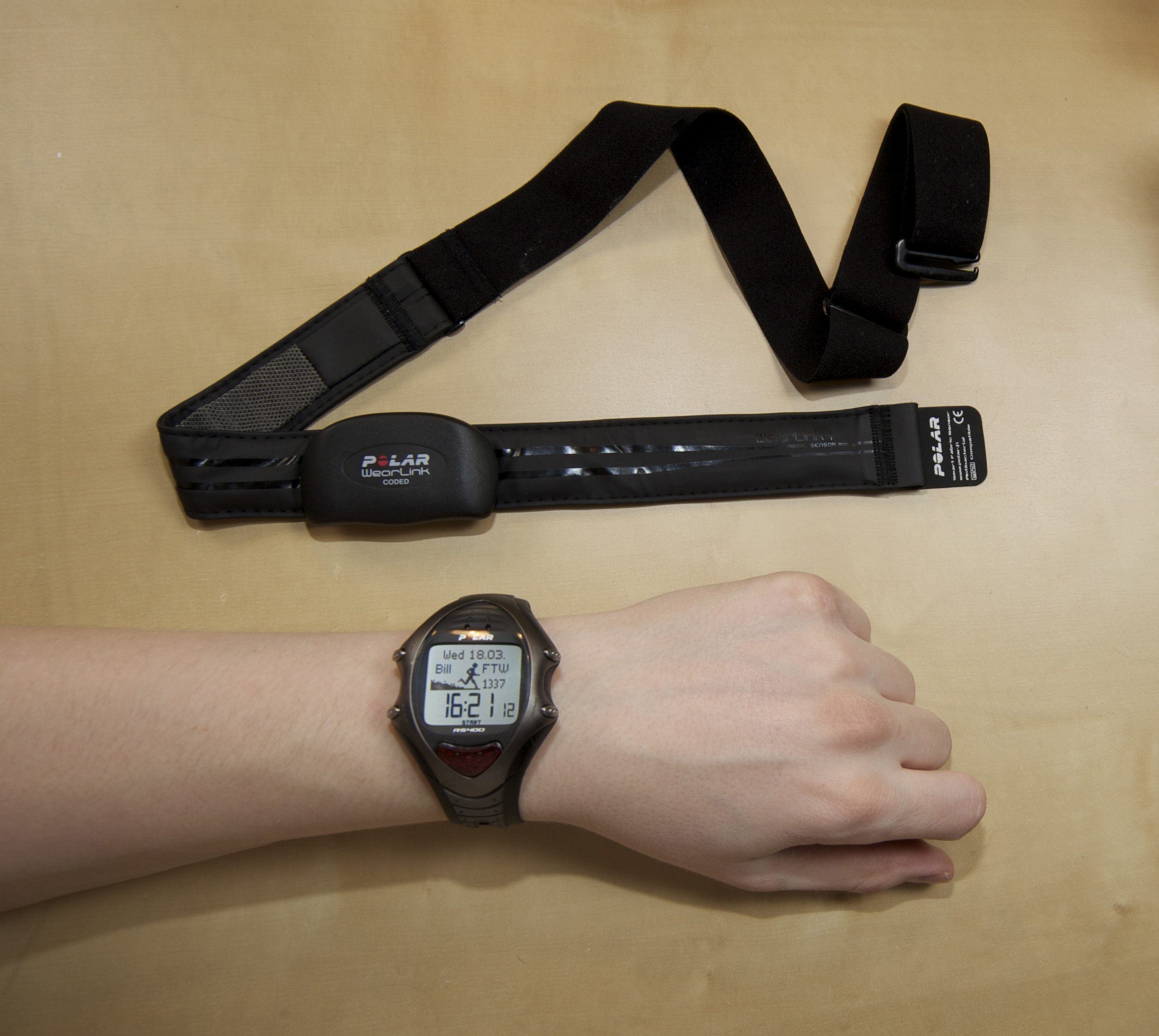 Wrist-worn heart rate monitor device