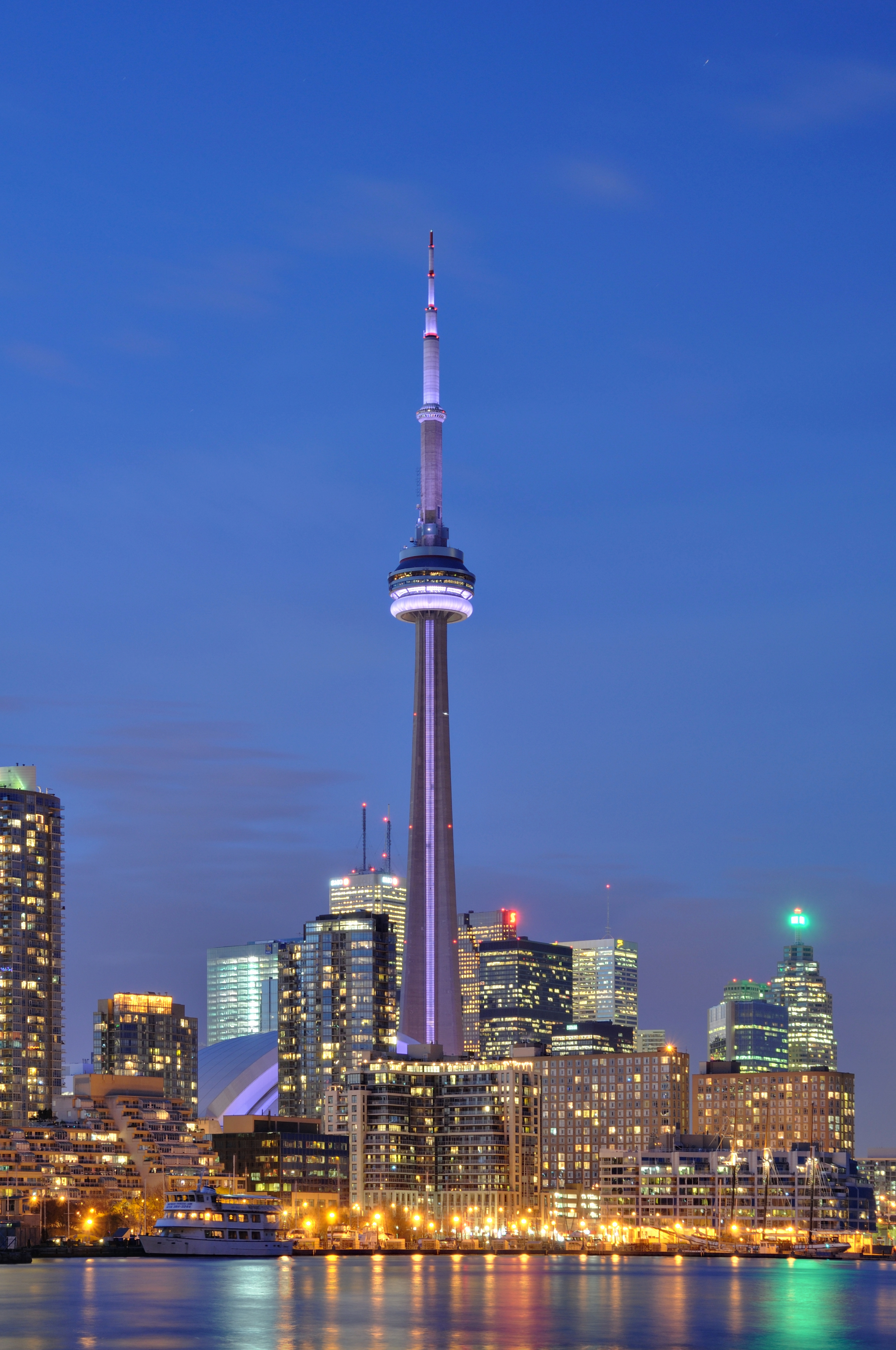 The CN Tower in Toronto at night