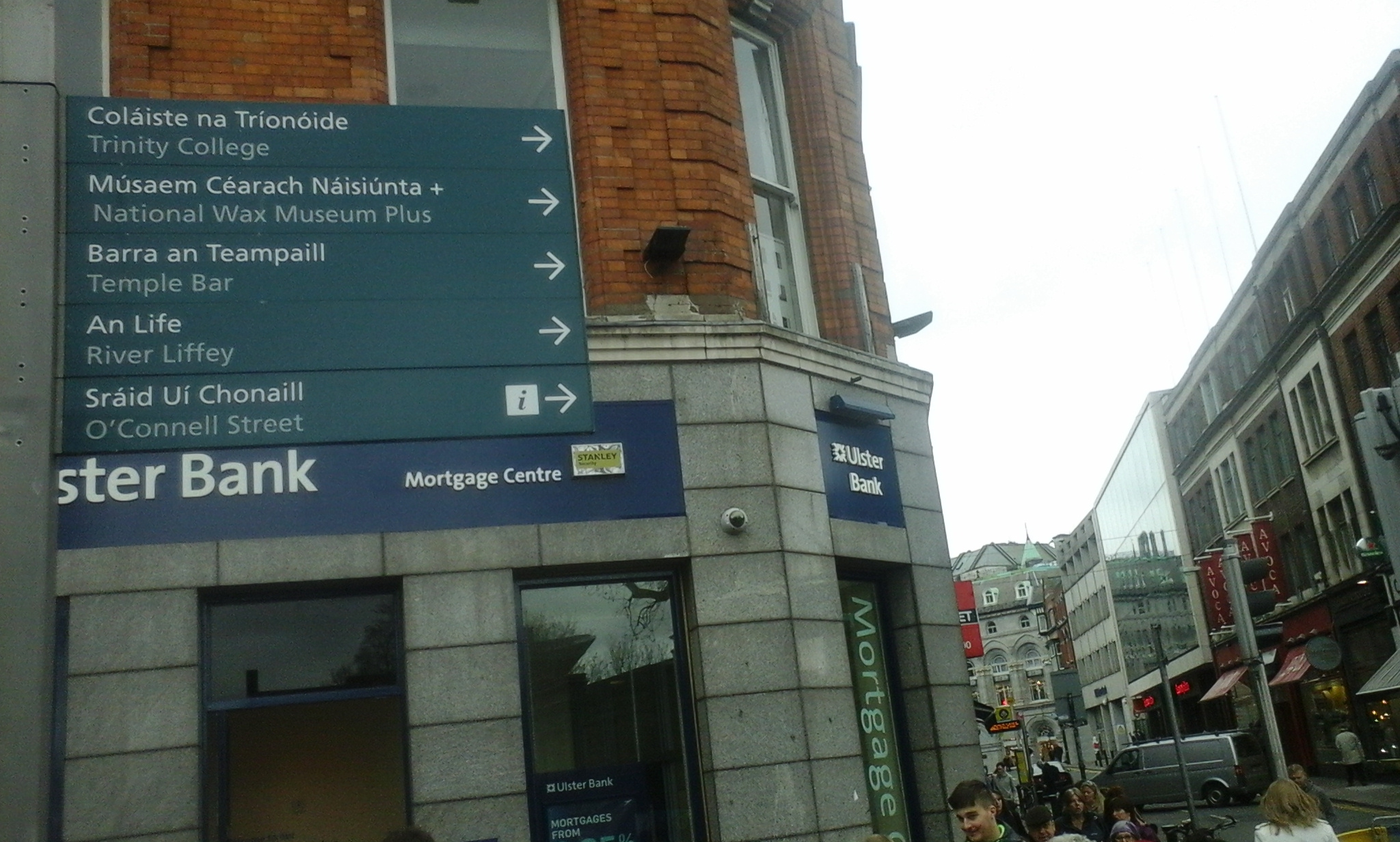 A bilingual street sign in Dublin showing the same message in two languages
