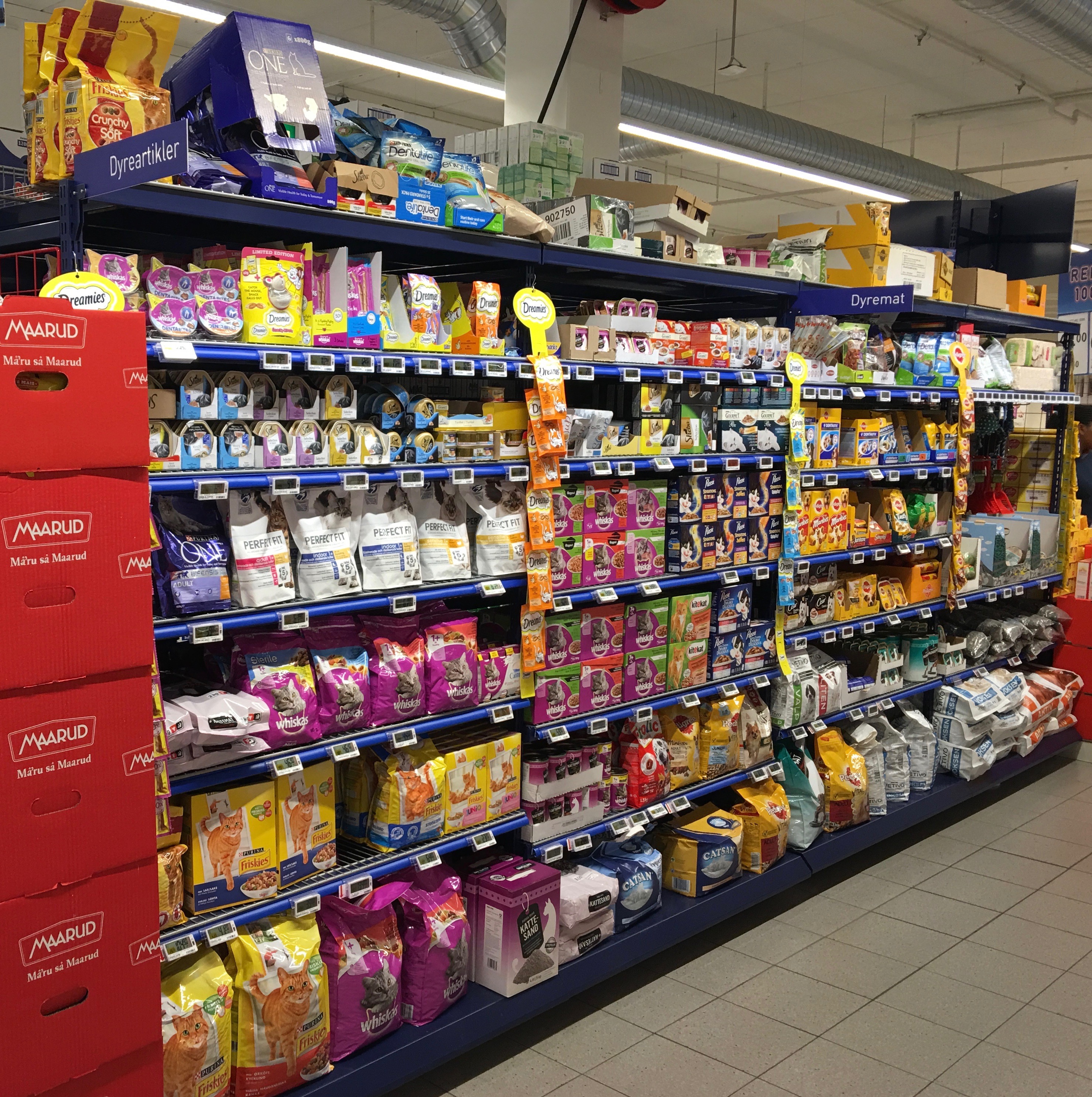 Shelves in a grocery store
