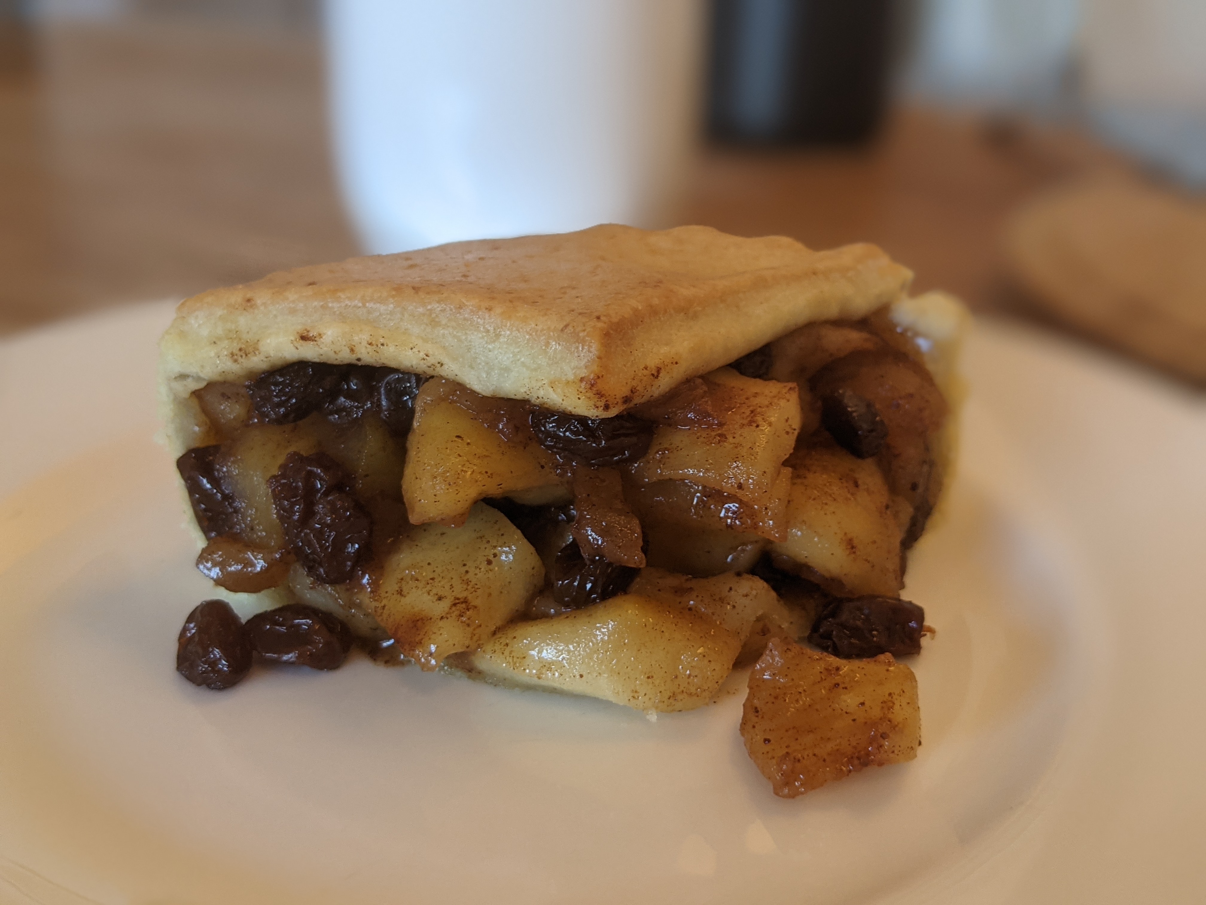 A slice of apple pie on a plate