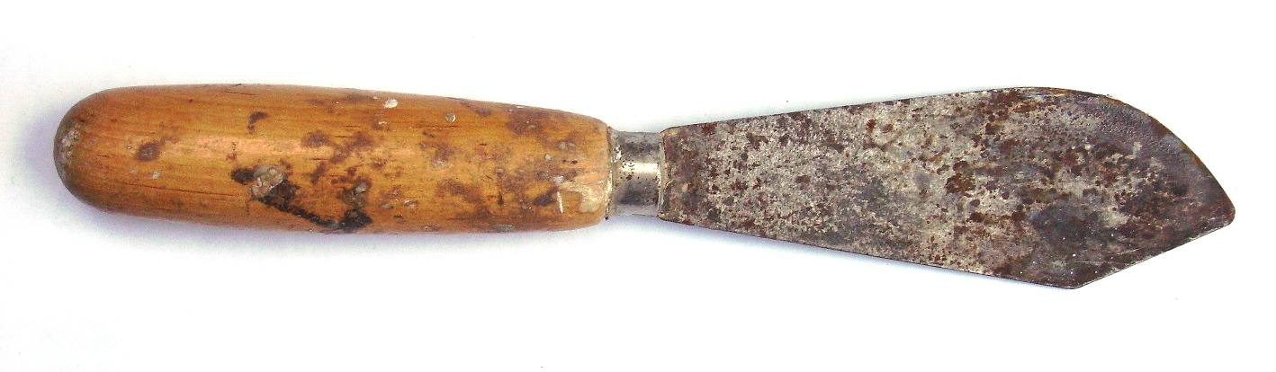 A putty knife used to spread filler