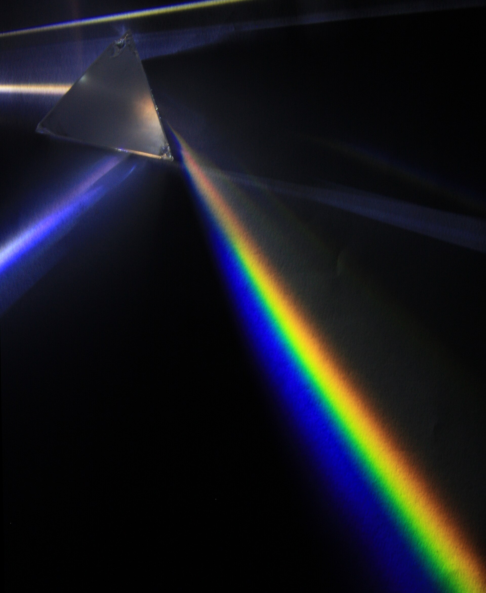 Light from a mercury-vapor lamp dispersing through a flint glass prism