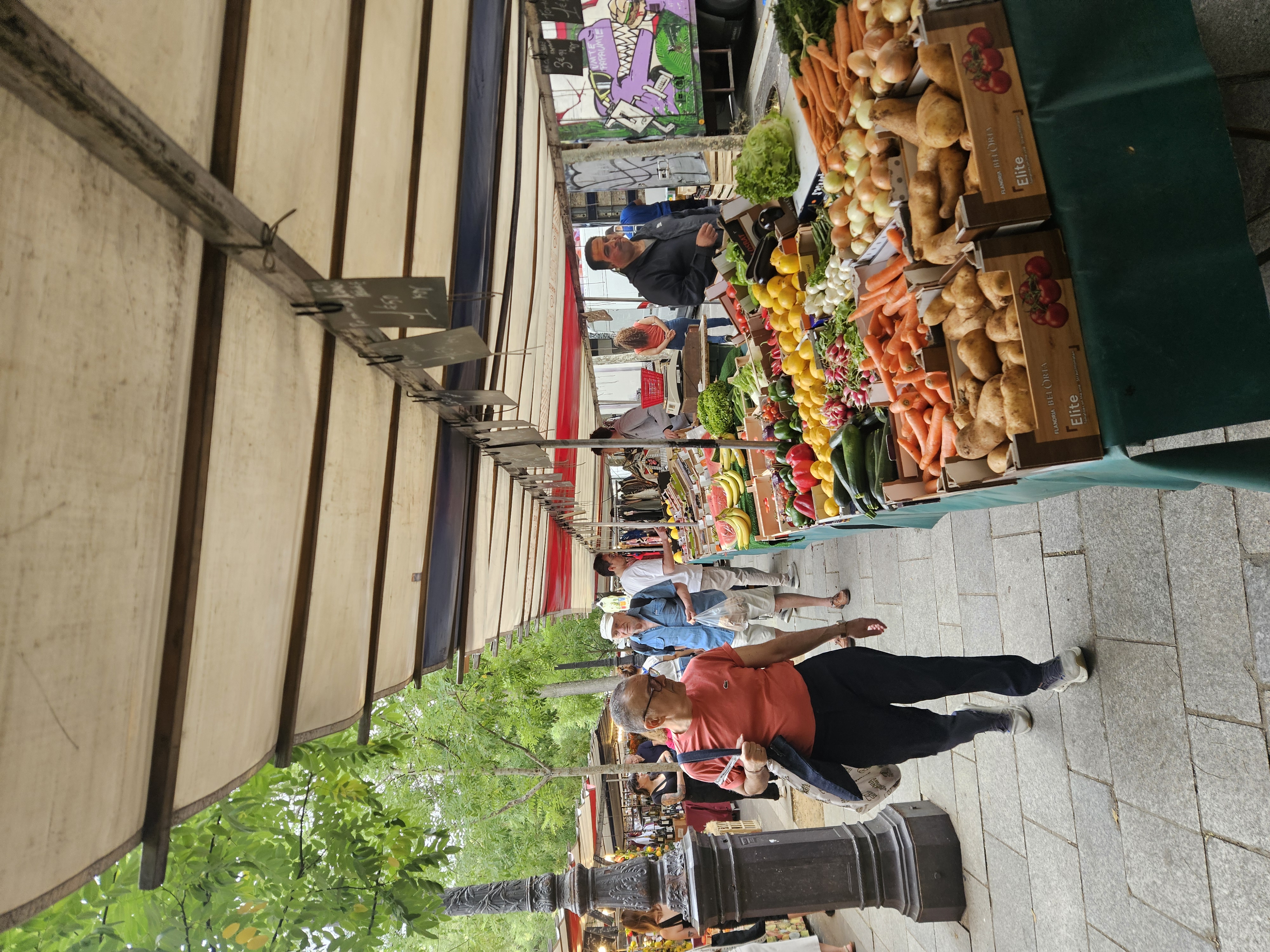 Fresh fruit and vegetables at a market, the whole foods the study links to better brain health