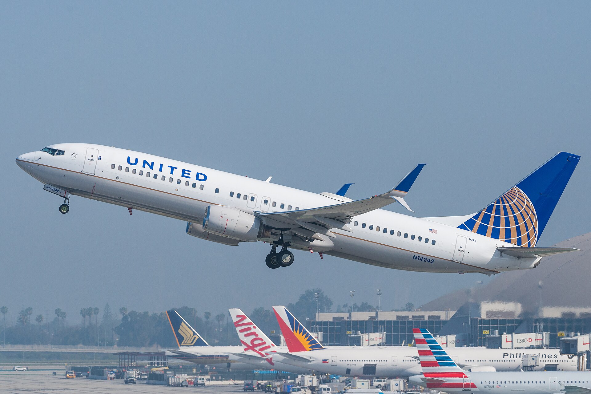 A United Airlines Boeing 737-800