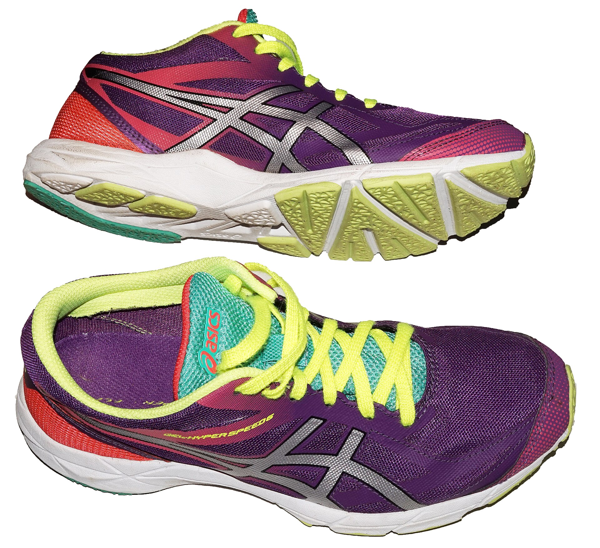 Road running shoes with smooth soles
