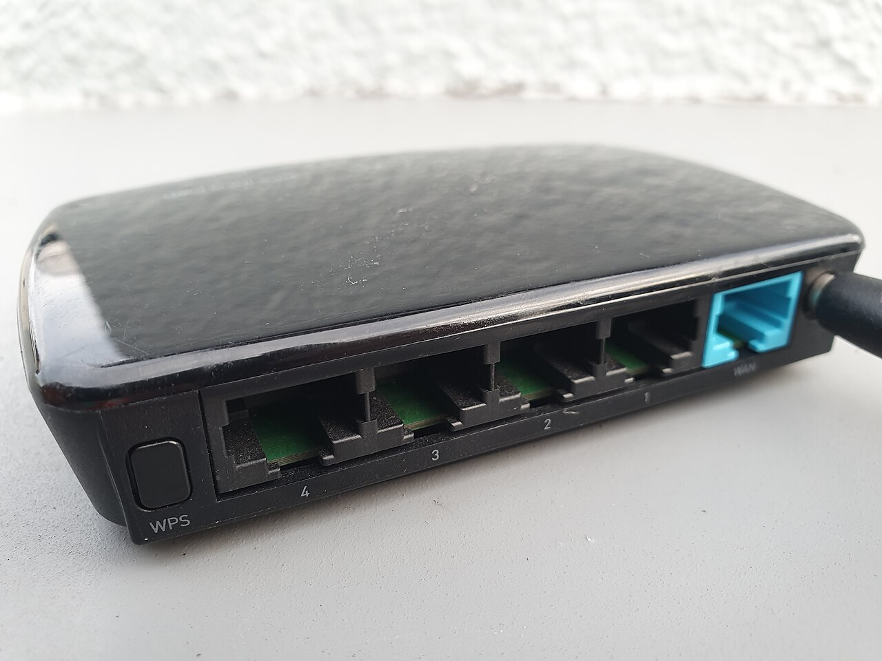 A compact Wi-Fi router with a single antenna