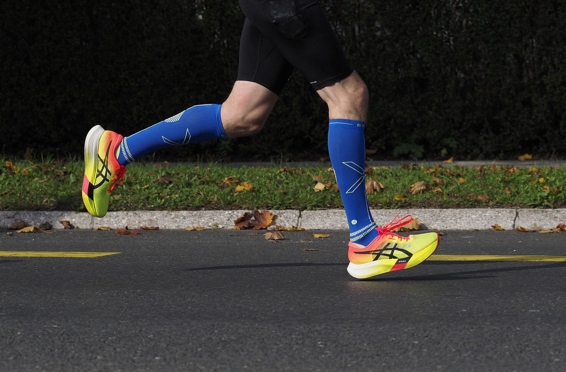 A runner at heel strike during a marathon