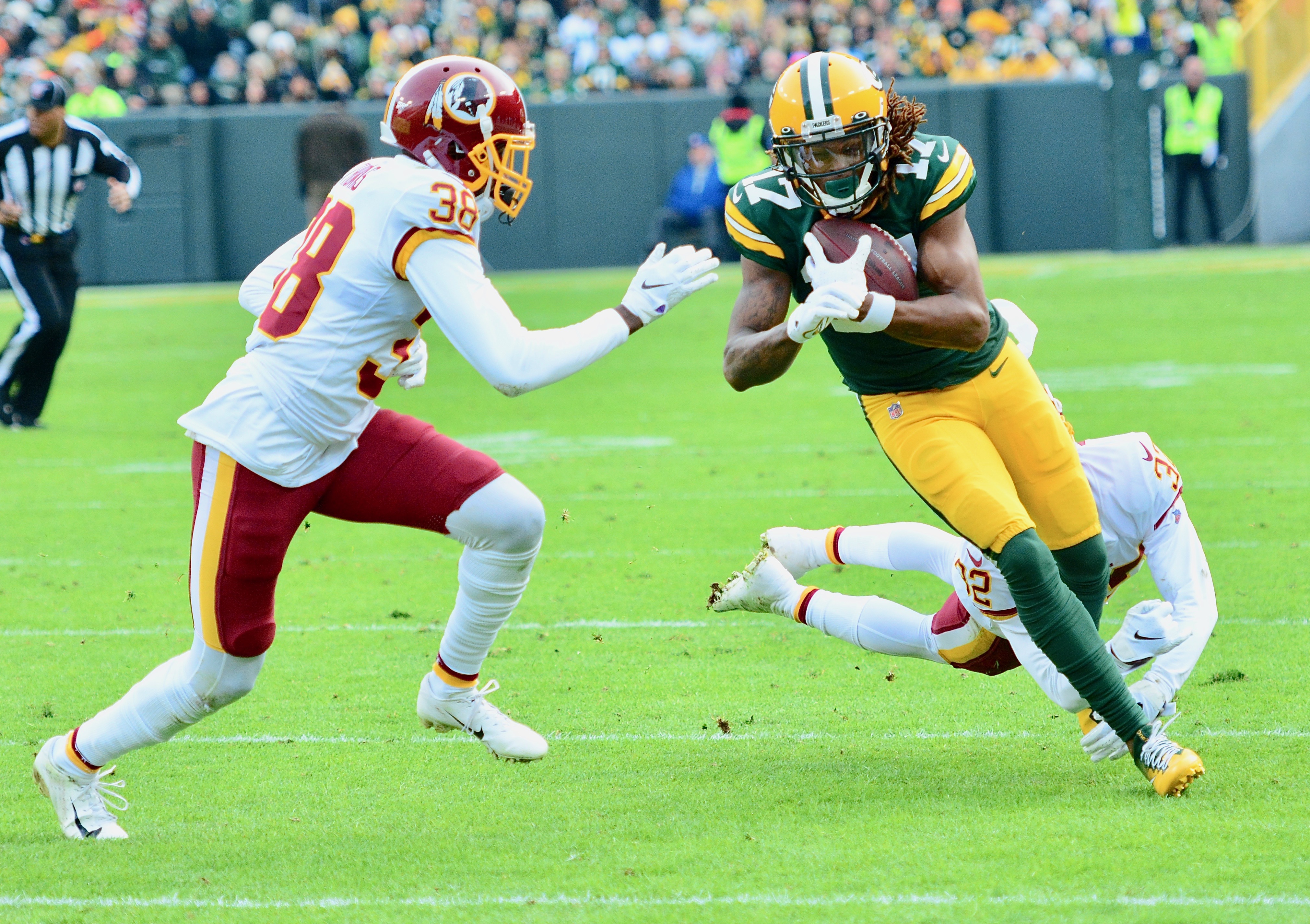 Davante Adams in a Packers uniform runs with the ball in 2019