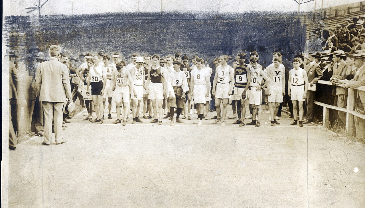 Runners lined up at the start of the 1904 Olympic marathon