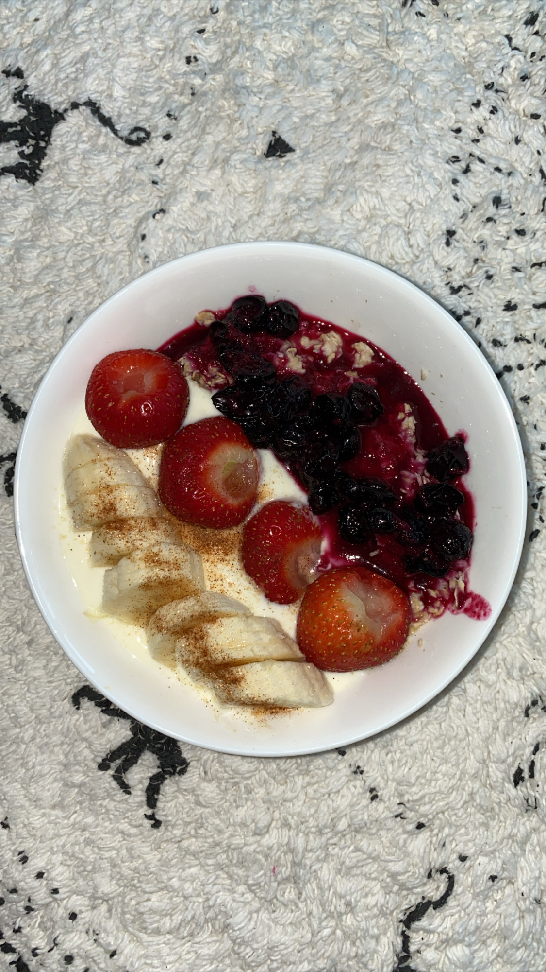 A yoghurt bowl with fruit and granola, a common way to serve fresh yoghurt